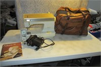 Vintage SINGER Sewing Machine w/ Cloth Carry Case