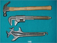 Lot: 2 wrenches & claw hammer