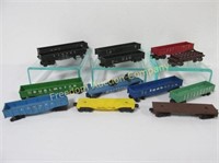GROUPING OF LIONEL GONDOLAS AND FLAT CARS
