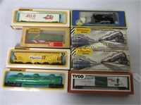 GROUPING OF VARIOUS HO SCALE CARS, ENGINES,