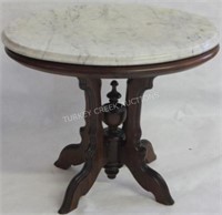 LOW VICTORIAN WALNUT OVAL MARBLE TOP STAND, 20"