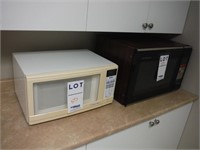 Lot Containing Panasonic & Sanyo Microwaves