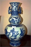 Large Chinese vase decorated blue and white