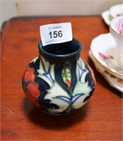 Small Moorcroft pottery vase 'Poppy' pattern,
