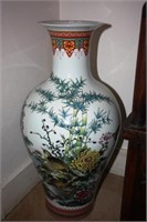 Large Chinese floor vase, decorated with birds,