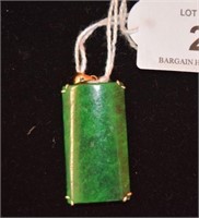 18ct gold set green jade pendant