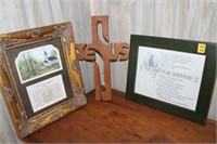 3 RELIGIOUS DÉCOR PIECES PRINT, ADAGE AND WOODEN