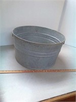 Galvanized wash tub with handles