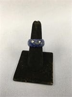 A  faceted and lapis ring    (2)