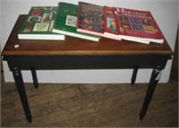 Vintage wood piano bench with (5) Collectible
