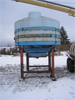 1500 Gallon Poly Tank & Stand