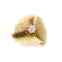 A 18K Flower Brooch with 1.20ct Diamond
