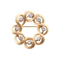 A Lady's Diamond Wreath Brooch in 14K Gold