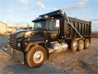 2004 MACK RD690S TRI-AXLE DUMP TRUCK