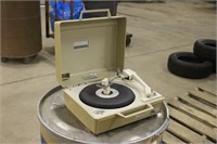 VINTAGE GE PORTABLE RECORD PLAYER, WORKS PER