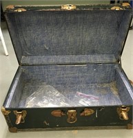 An old trunk  (k 2)
