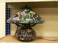 LOVELY STAINED GLASS TIFFANY STYLE TABLE LAMP