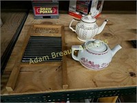 Small washboard, 2 porcelain teapots