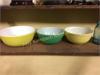 3 very nice Pyrex mixing bowls