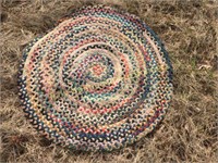 Round braided area rug