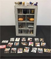 LOT MINIATURE COWS DISPLAY CASE WITH ITEMS INSIDE