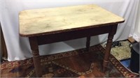 PRIMITIVE TURNED LEG SINGLE DRAWER TABLE