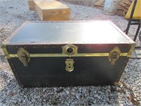 OLD LUGGAGE TRUNK LEATHER HANDLES CLEAN INSIDE