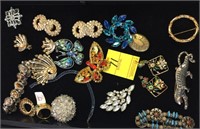 TRAY LOT COSTUME JEWELRY