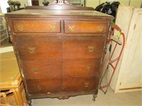Vintage Chest of Drawers 1 leg needs repaired