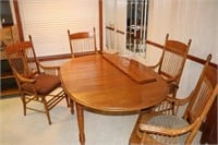 Round oak kitchen table w/ 4 leaves & 5 chairs