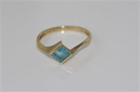 9ct yellow gold blue stone ring