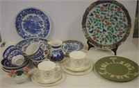 Quantity of blue & white Willow pattern china
