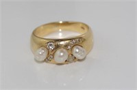 Heavy 9ct yellow gold ring with pearls