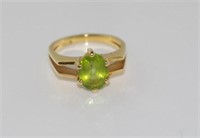 18ct yellow gold and green stone ring