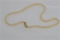 Pearl necklace with tri-colour 14ct gold clasp