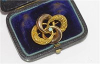 Boxed 14ct gold textured/plain loop brooch