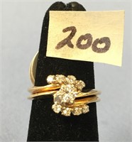 Ladies' 14K gold ring, weights 3.9g - has eight 0.