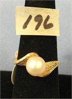 A ladies pearl 14K ring, weight: 4.3g        (11)