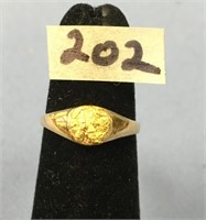 A gold nuggeted ladies' ring, weights: 2.3g