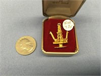 10K gold, weighs 5.6g, Oil Derrick pendant      (a
