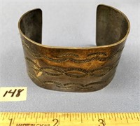 Unmarked silver cuff bracelet          (11)