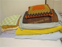 Twin size bed w/ sheets, blankets & pillows