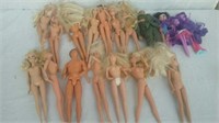 Group of dolls Barbies and others