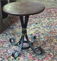 Small round table w/metal legs