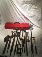 Lot d'outils antiques dans coffre en métal