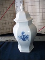 Blue and white Ginger jar with lid