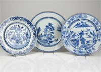 THREE CHINESE EXPORT BLUE AND WHITE DISHES