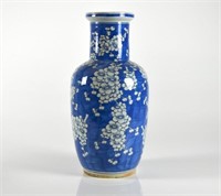 CHINESE EXPORT BLUE AND WHITE PORCELAIN VASE