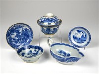 FIVE CHINESE EXPORT BLUE AND WHITE PORCELAIN ITEMS
