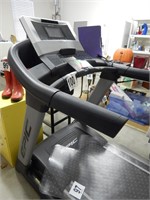 EPIC  VIEW  550  TREADMILL   LIKE NEW   W/ OWNERS